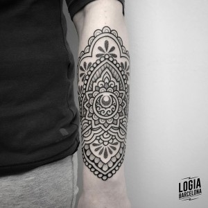tatuaje_antebrazo_geometria_ornamental_Logia_Barcelona_Willian_Spindola     